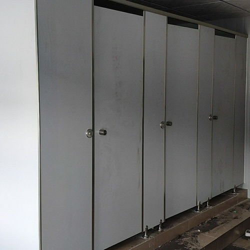 公共衛(wèi)生間隔斷工人隔斷學生隔斷常規(guī)隔斷抗倍特廠價辦公樓隔斷